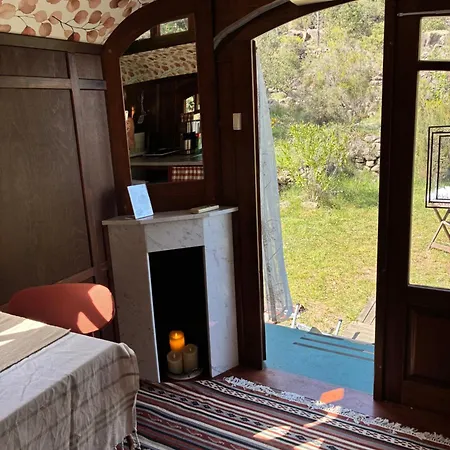 Idyllic Roulotte Camping *